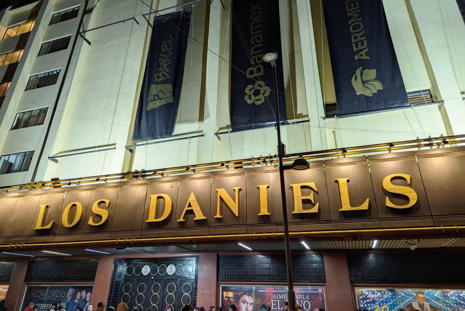 marquesina del teatro Metropólitan con Los Daniels