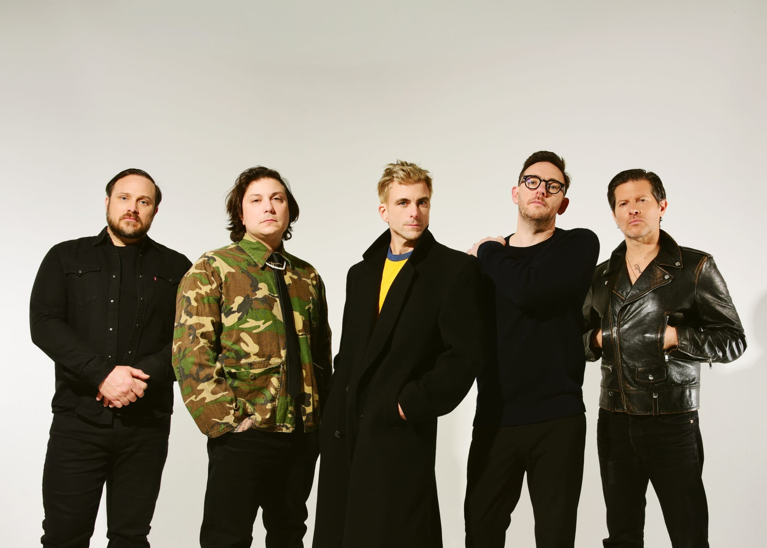 L.S. Dunes son Anthony Green, Frank Iero, Travis Stever, Tucker Rule y Tim Payne