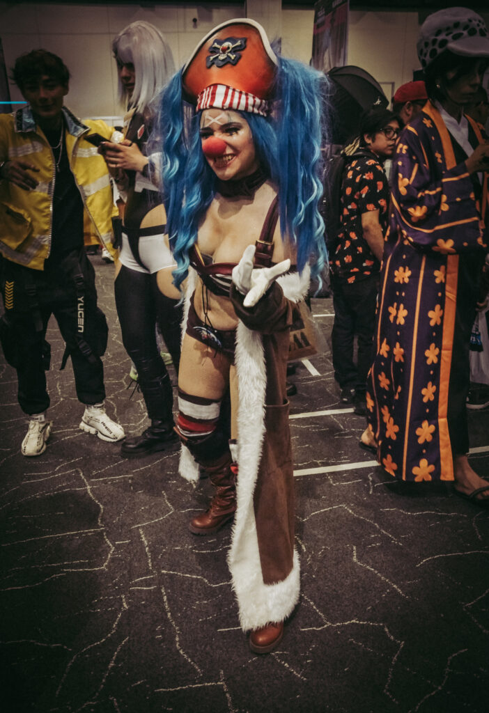 El cosplay a cargo de Liz Sakura como Captain Buggy de One piece / Foto: Andre Dulché