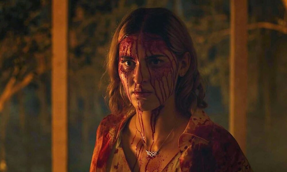 Elly llena de sangre en Herencia Diabólica