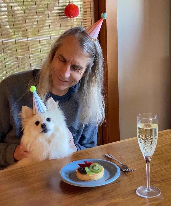 Mark Arm festejando como se debe, con su mascota / Foto: FB oficial de Mudhoney