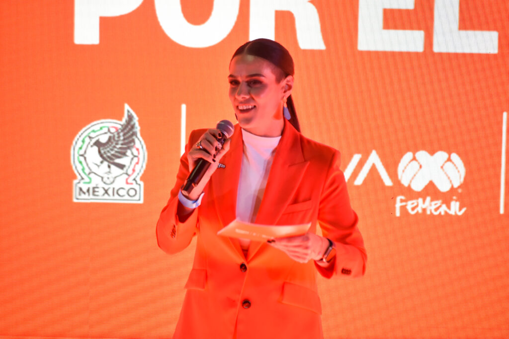 Paulina Chavira, periodista y narradora de fútbol femenil, también se mostró contenta por la alianza entre Amazon y la Liga MX Femenil. Foto: Daniel Márquez