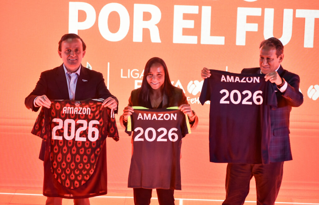 Mikel Arriola, Charlyn Corral y Pedro Huerta mostrando las playeras que confirman la alianza entre Amazon, la FMF y la Liga MX. Foto: Daniel Márquez