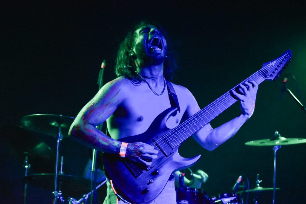Puro riff del bueno, del chido, del bien hecho para el grind de Douchebagz. Foto: Daniel Márquez