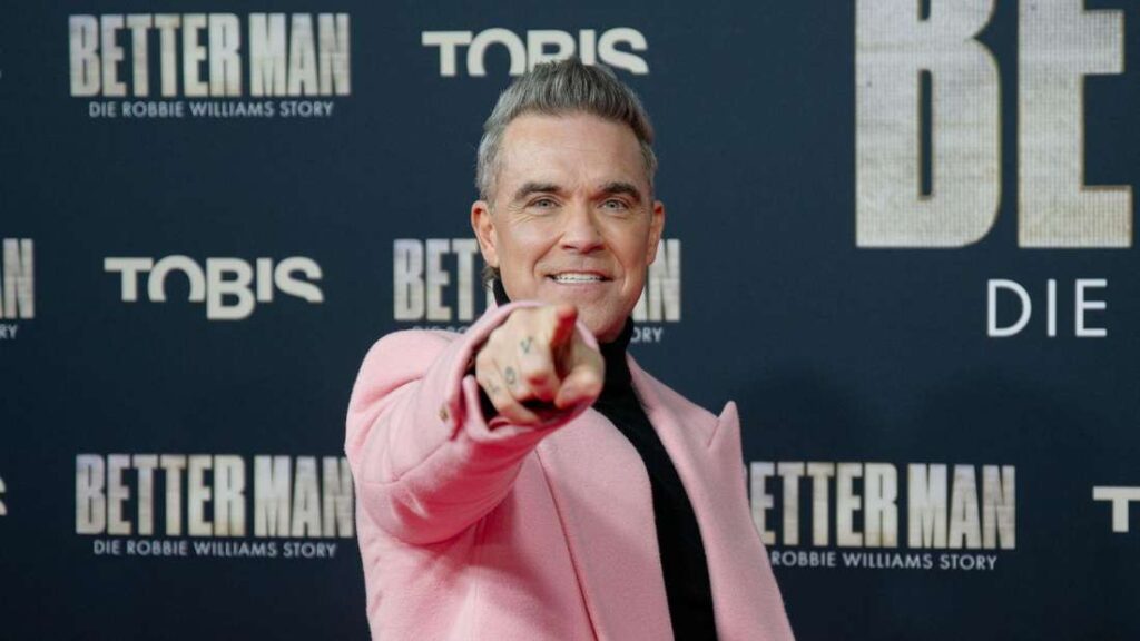 Robbie Williams en la premiere de su biopic en Alemania.