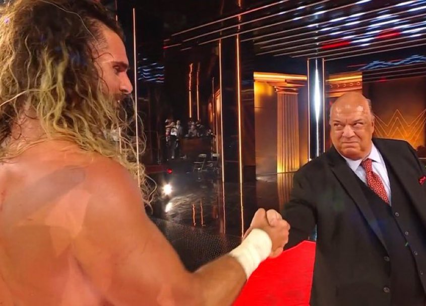 La traición, hermano. Paul Heyman tiene un nuevo chico a su cargo y es Rollins. Foto: WWE