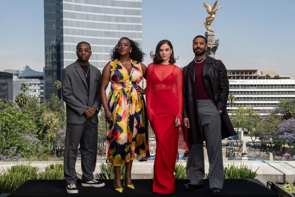 Con el Ángel de la Independencia de fondo, los protagonistas disfrutaron del inicio de la promoción para esta cinta. Foto: WB Pictures México