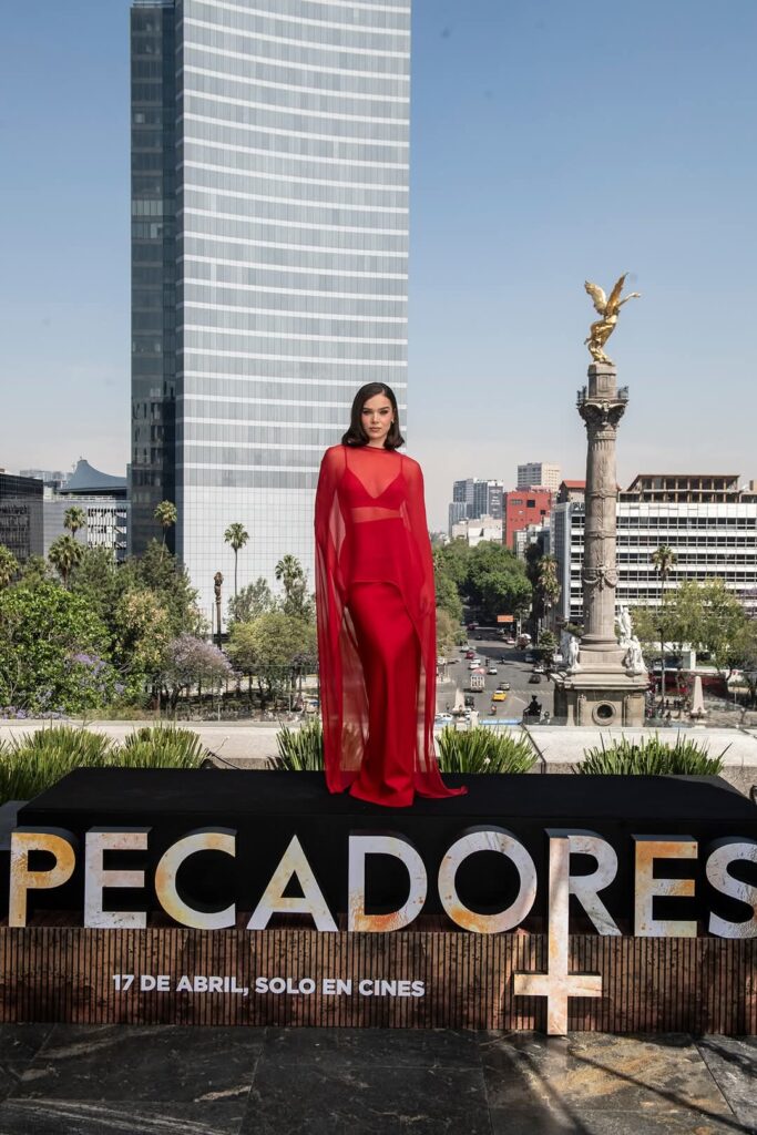 Como no la hemos visto antes, Hailee promete un papel memorable en Pecadores. Foto: WB Pictures México