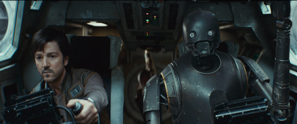 Cassian Andor (Diego Luna) y K-2SO (Alan Tudyk) pavimentan el sólido camino que les espera en ANDOR Temporada 2, en Disney+. Foto: Lucasfilm Ltd. & TM