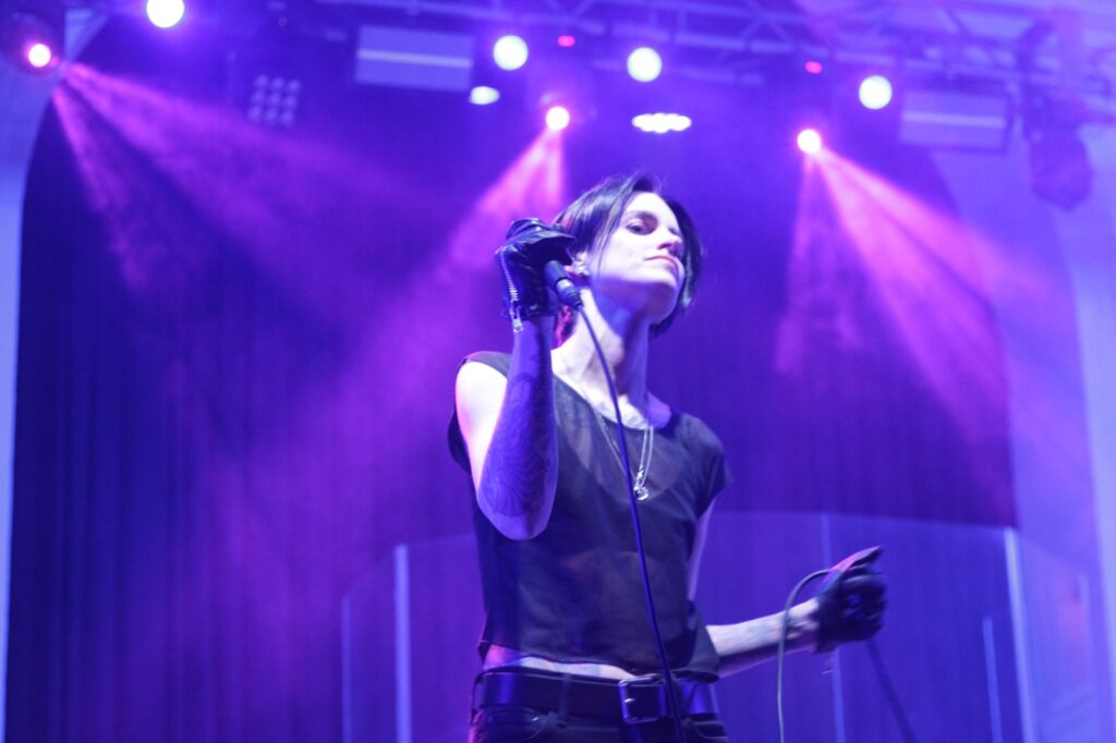 Shannon Henett vocalista LEathers