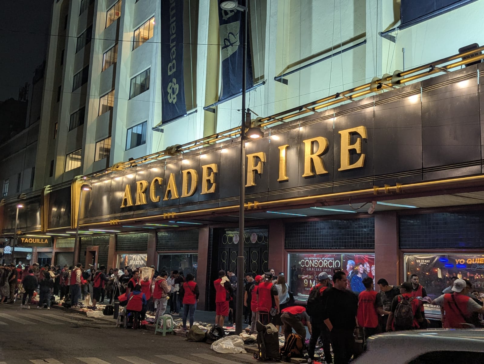 marquesina del teatro metropolitan con Arcade Fire