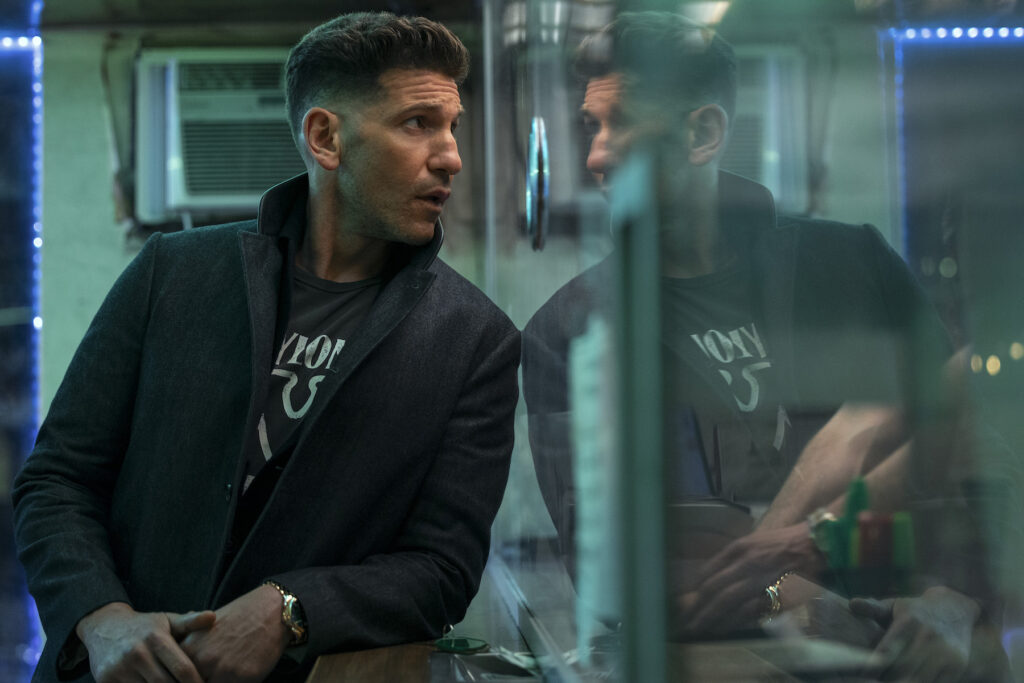 Bernthal recuerda a su carismático Punisher en El Contador 2. Foto: WB Pictures