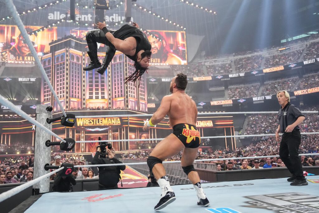 Definitivamente, uno de los mejores momentos de la noche fue esta pelea entre el samoano y Knight. Foto: WWE