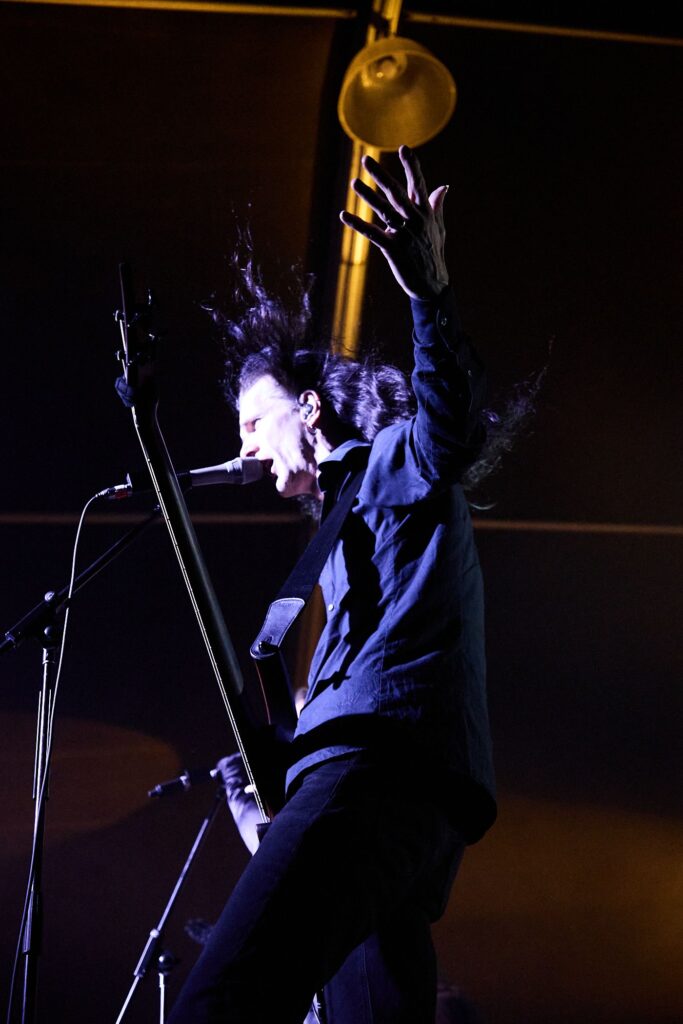 Frank Schumacher, con todo y ventilador enfrente, vio su cabellera volar mientras su voz de tenor y bajo se dejaban sentir en escena. Foto: Nadir Alcántara