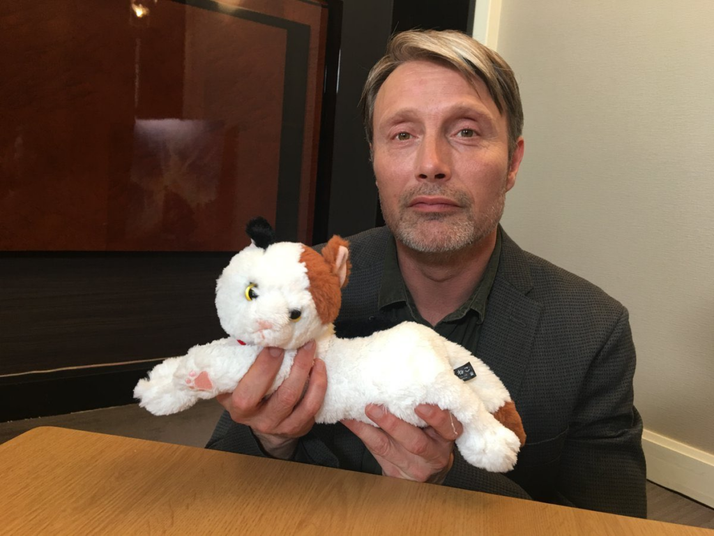 Siempre con un humor peculiar, Mads Mikkelsen se divertirá junto a los presentes en la CCXP México 2025 / Foto: Redes Sociales