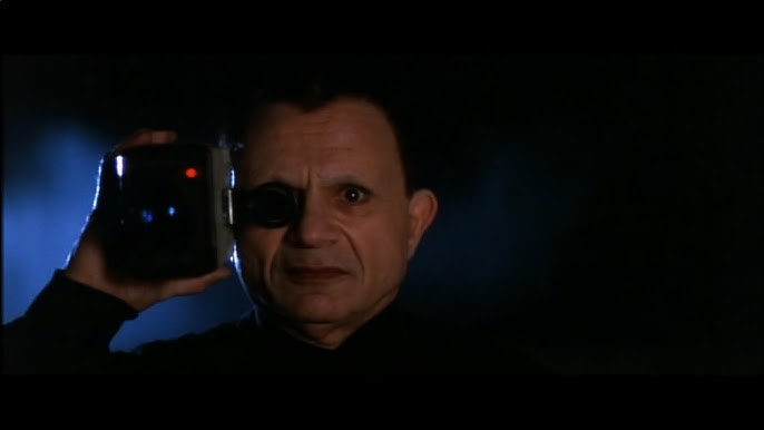 Robert Blake acompaña esta reveladora pesadilla que se vuelve explosiva con Rammstein de fondo.