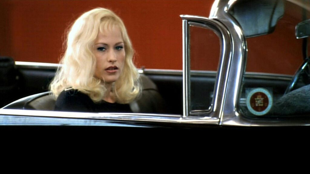 Una chulada de escena en Lost Highway, donde Patricia Arquette seduce al espectador a ritmo de la letra de Reed.