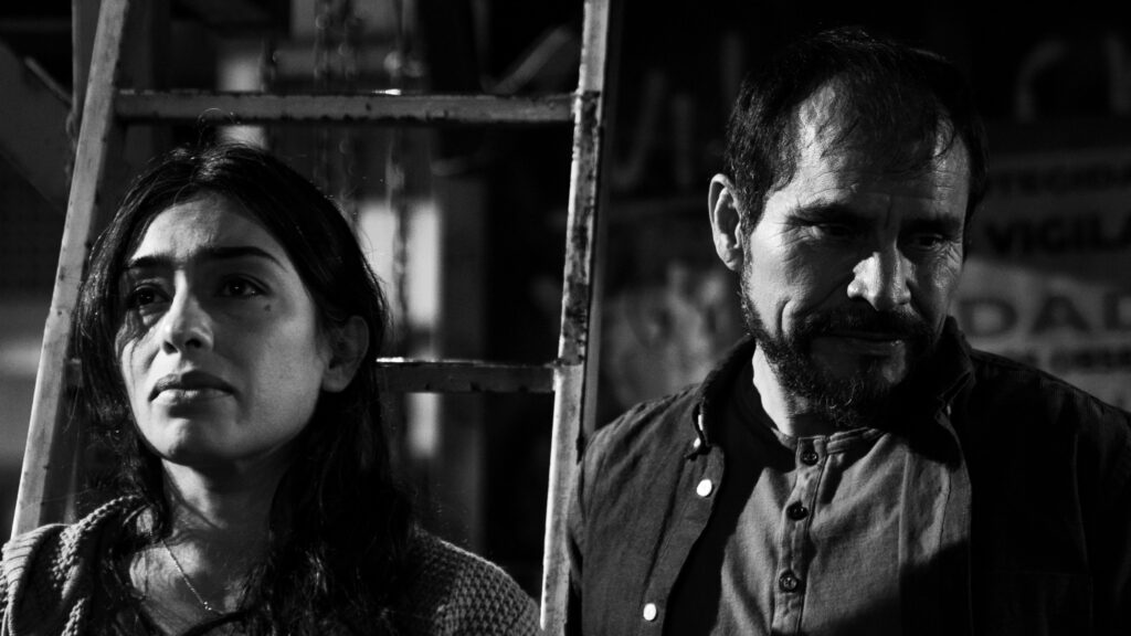 Noé Hernández acompaña a Adriana Paz en el doloroso viacrucis de la cinta. Foto: Mandarina Cine