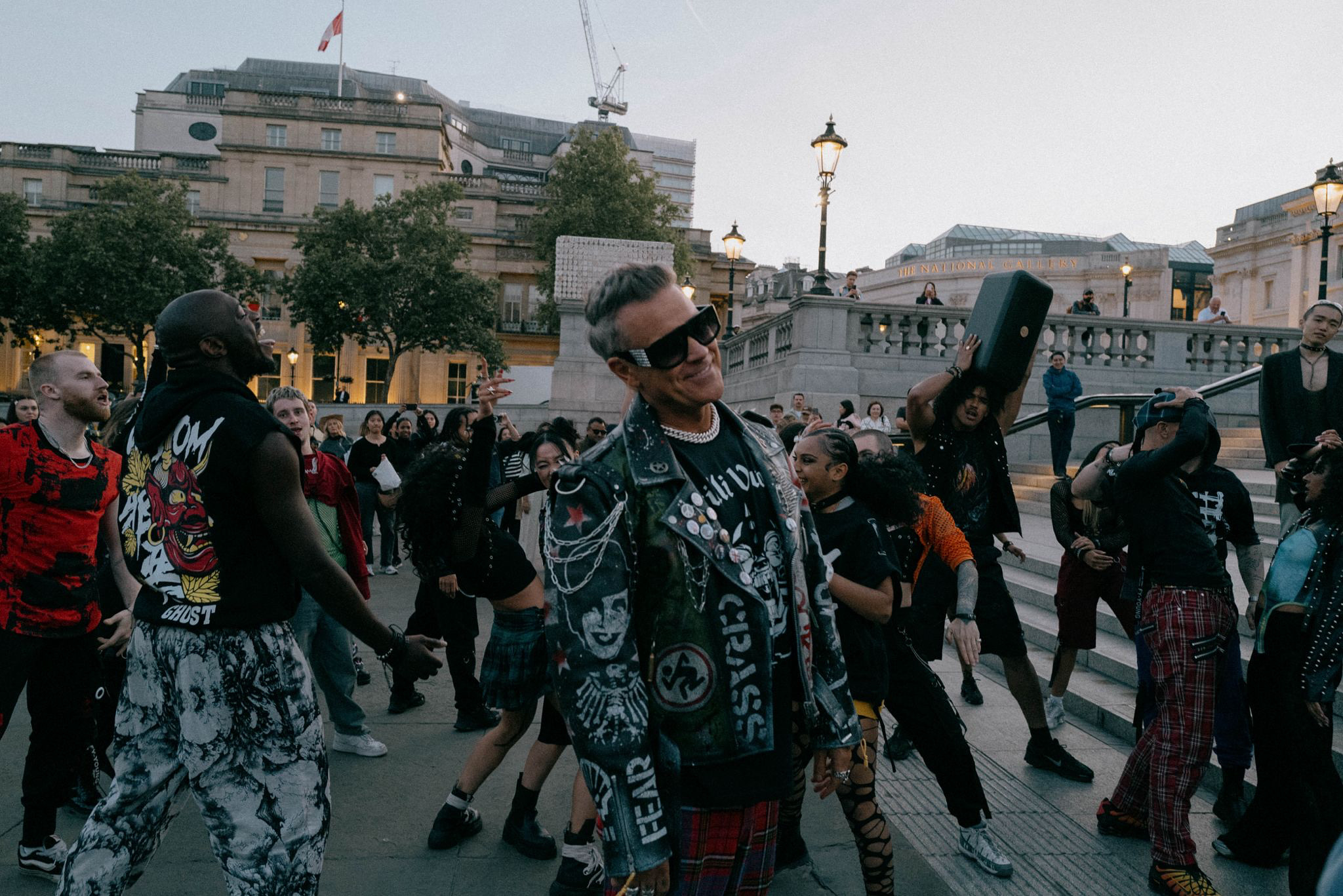 Robbie Williams hace punk rock en su tema "Rocket" jutno a Tony Iommi