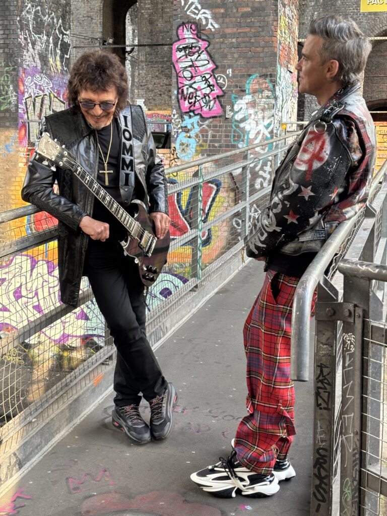 Tony Iommi y Robbie Williams en la grabación del video "Rocket" / Foto: Tony Iommi