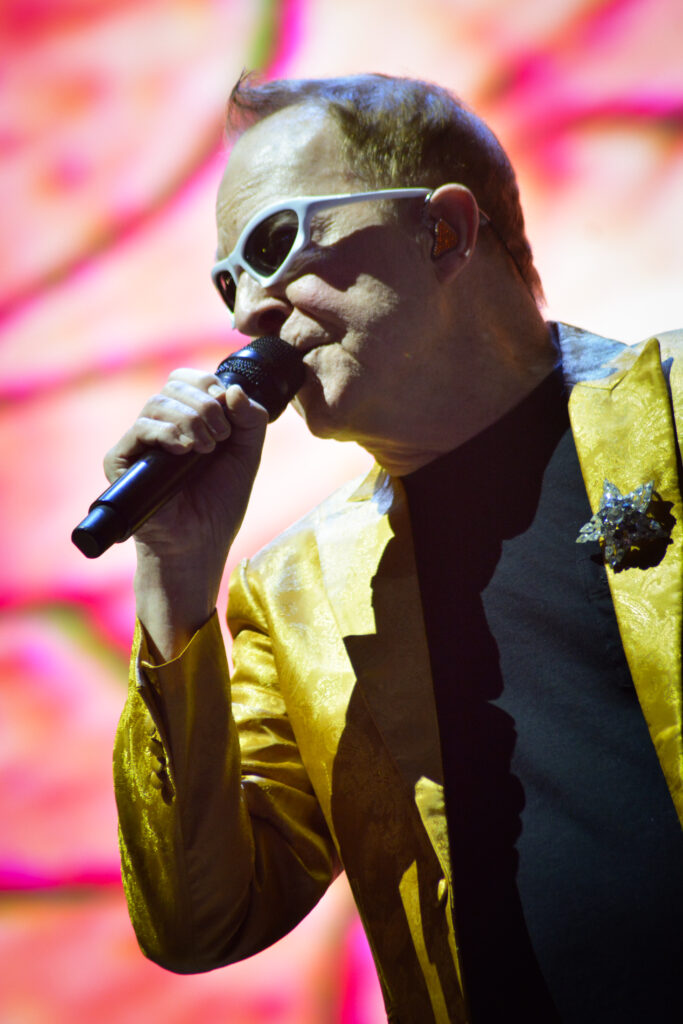 Fred Schneider, líder de los estrambóticos de Idaho, The B-52's, puso a bailar a todos con sus éxitos en el Tecate Emblema. Foto: Andre Dulché / Pólvora