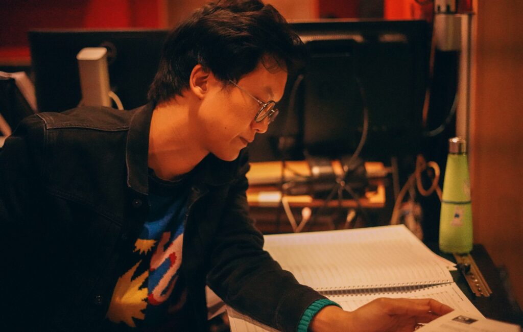 Ian Chang, de Son Lux, trabajando en Abbey Road con el soundtrack del filme del MCU.