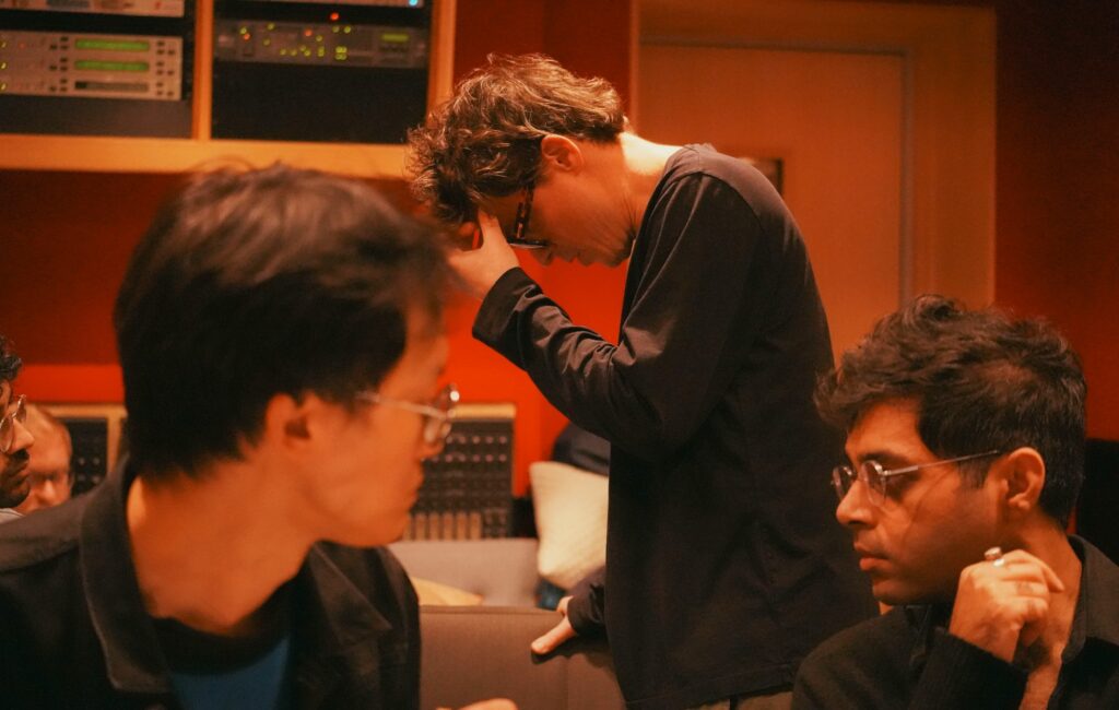Rafiq, Ian y Ryan haciéndole de químicos del sonido para encontrar la voz de los Thunderbolts.