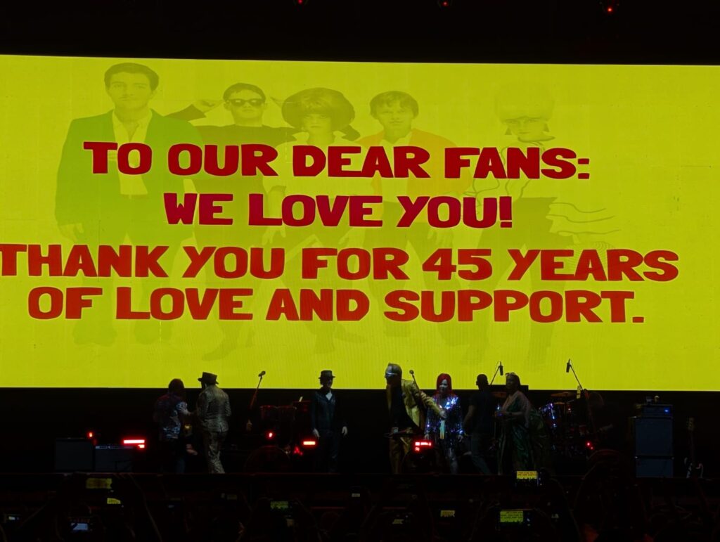 mensaje de The b52´s a sus fans en el tecate emblema