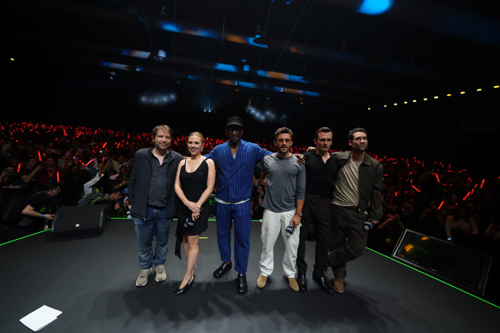 El cast jurásico unido. Gareth Edwards (director), Scarlett Johansson, Mahershala Ali, Jonathan Bailey, Rupert Friend y el mexicano Manuel García-Rulfo en la CCXP México. Foto: CCXP