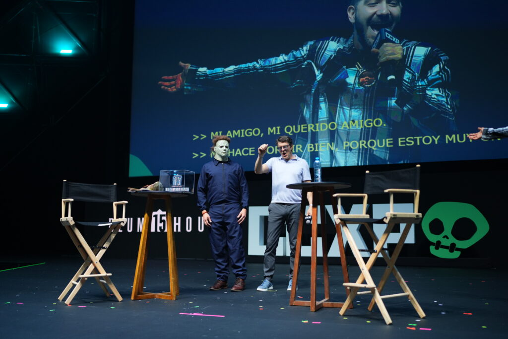 Michael Myers, desde Haddonfield, visitó la CCXP México para regalarle un pastel de quinceañero a Blum. Foto: CCXP