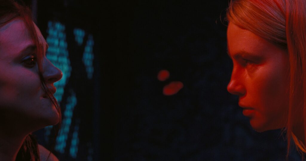 Julie Pacino se avienta un malviaje con fragmentos filmados en 16mm en su ópera prima, I Live Here Now, de lo fuerte del Fantasia este año.