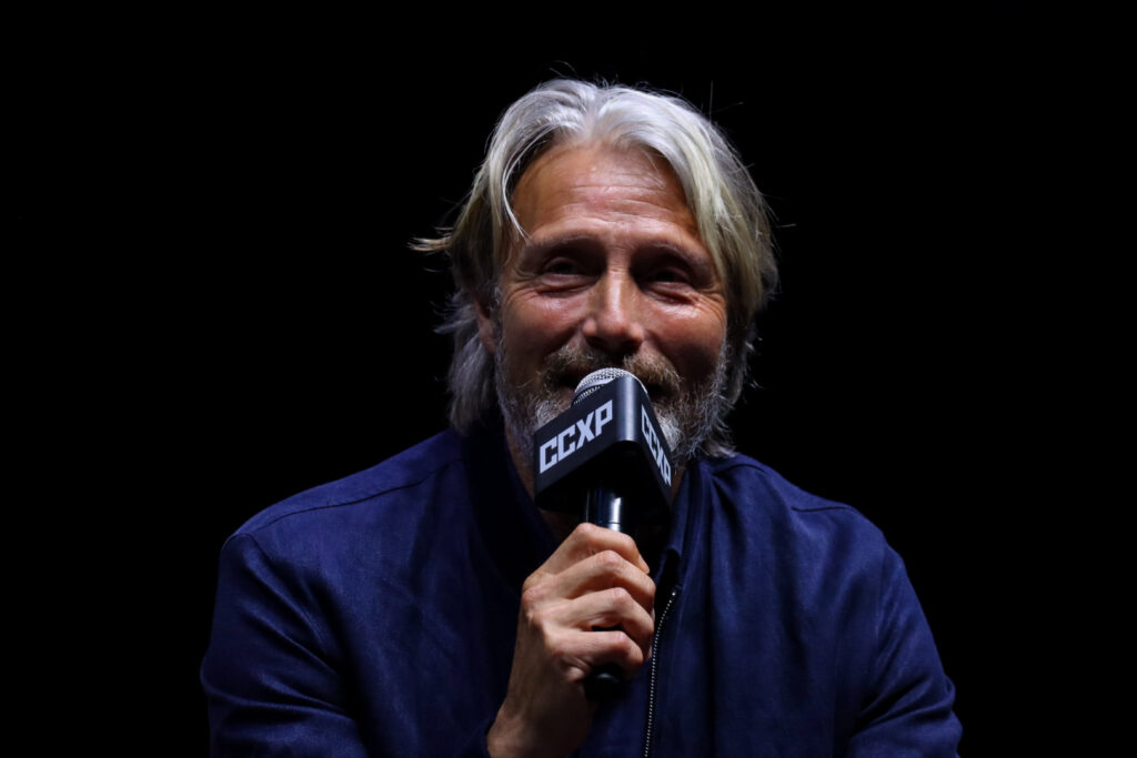 Mads Mikkelsen en el Thunder Stage de la CCXP México 2025. Foto: Carlos Miranda / Pólvora