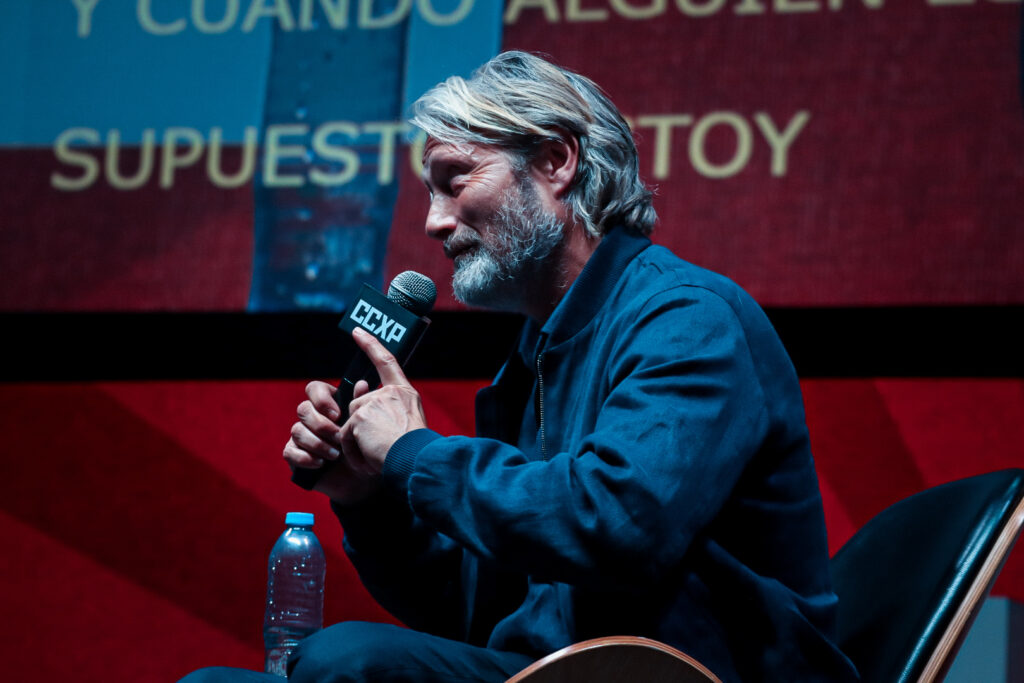 Mads Mikkelsen tuvo dificultades en dar su top de cintas, pero ofreció elecciones buenísimas en la CCXP México. Foto: Carlos Miranda / Pólvora