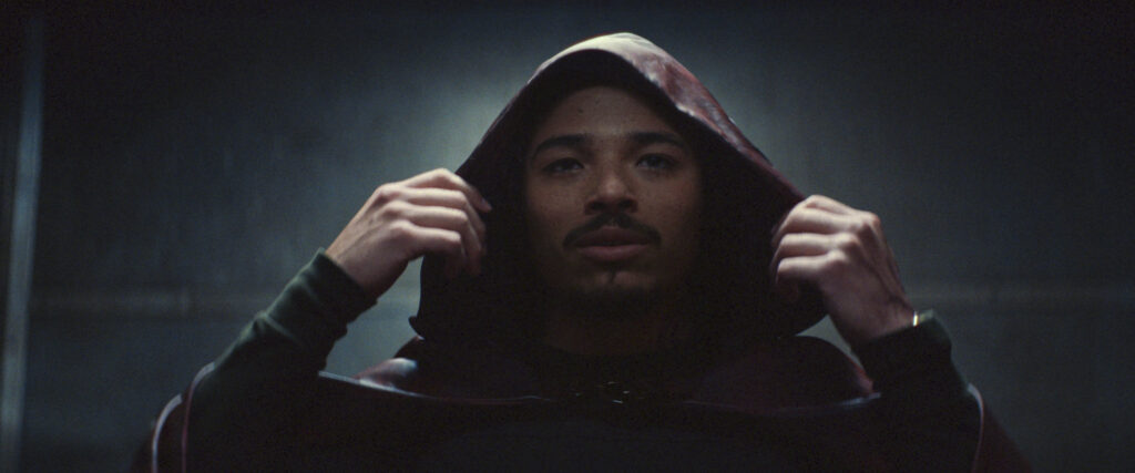 Parker Robbins/The Hood (Anthony Ramos) es el villano de IRONHEART, serie exclusiva de Disney+. Foto: © 2025 MARVEL.