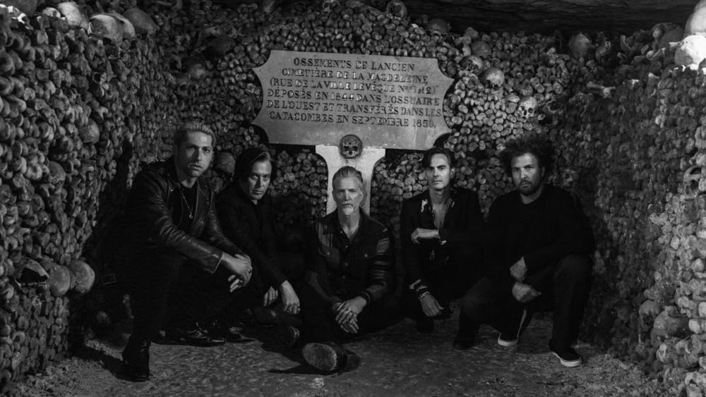 La foto del recuerdo: Queens of the Stone Age posando en las catacumbas después de su tocada.
