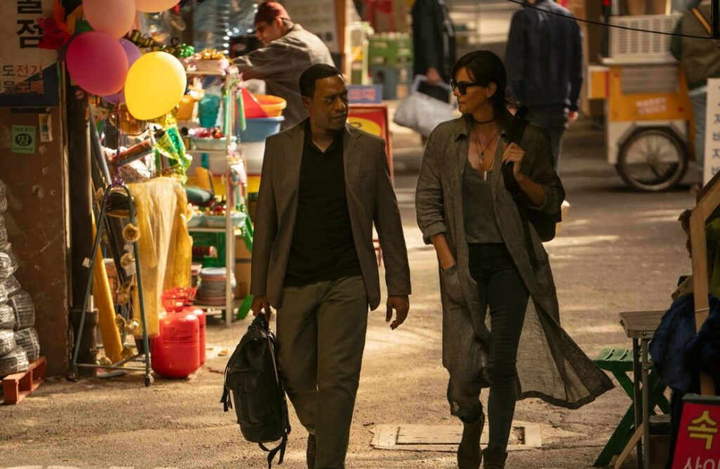 copley y andy en una calle con puestos ambulantes