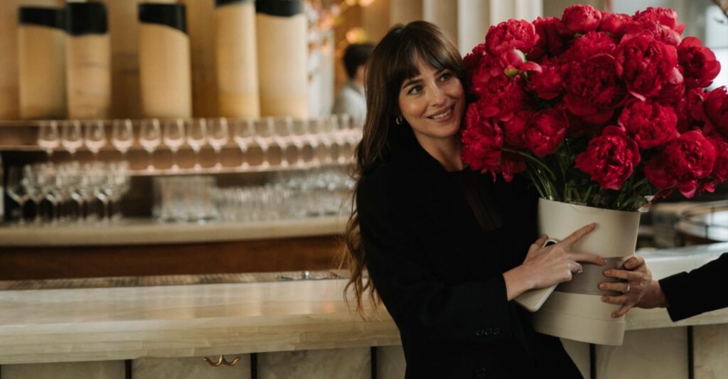 lucy con ramo de rosas