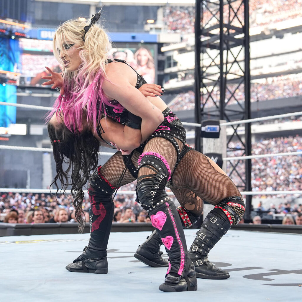 Alexa Bliss aplicó un Sister Abigail a Roxanne Perez para ganar el campeonato femenil de parejas junto a Charlotte Flair / Foto: WWE