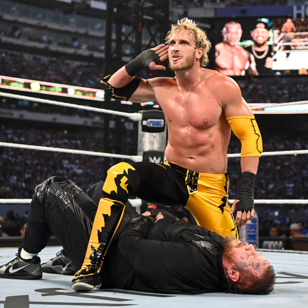 Una lucha que solo se recordará por el video grabado de Logan Paul con sus lentes que por amena / Foto: WWE