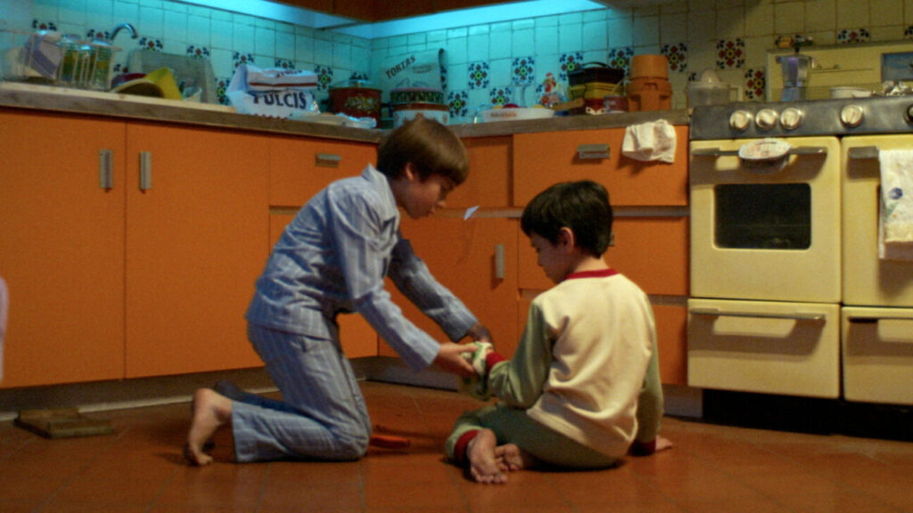 Juan Pablo y Ricardo llevan su odiosidad al máximo en No Dejes a los Niños Solos. Foto: Videocine / Macabro
