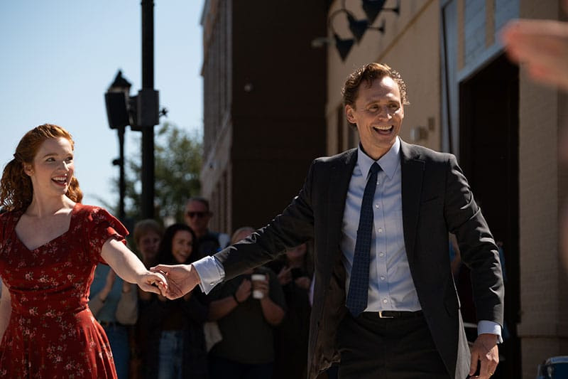 Tom Hiddleston se sacude los superhéroes para contar esta historia humana en La Vida de Chuck. Foto: Diamond Films México