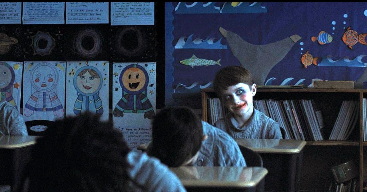 niño sonriente en clase imagen de La Hora de la Desaparición