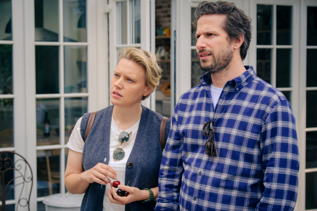 Kate McKinnon y Andy Samberg son los amigos y vecinos peculiares de Los Roses. Foto: Jaap Buitendijk / Searchlight Pictures