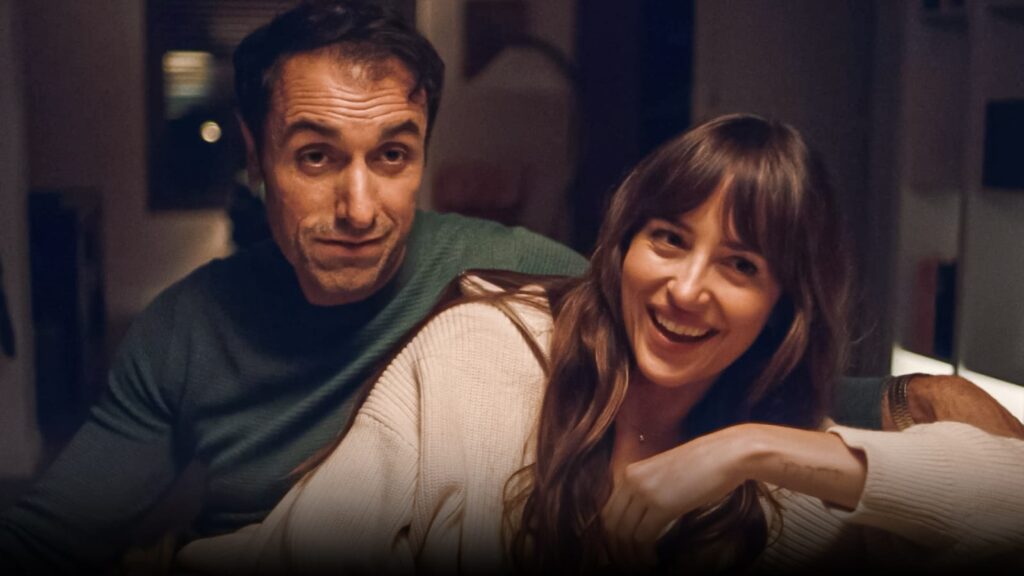 michael angelo covino y dakota johnson en amores compartidos