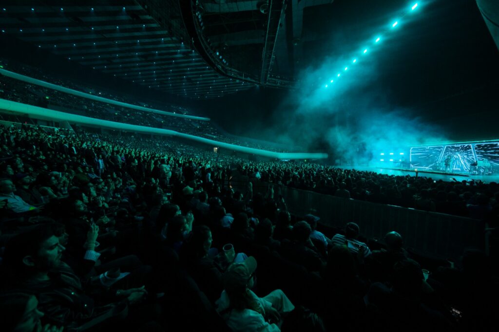 auditorio nacional con luces azules