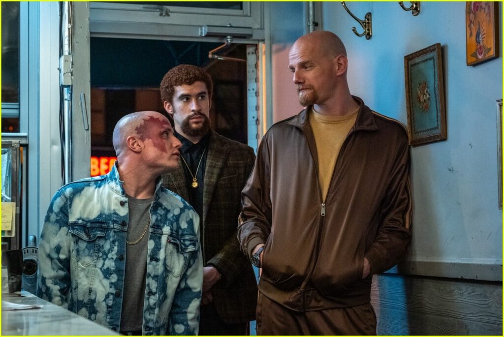 Bad Bunny es uno de los rivales que persigue a Austin Butler en Atrapado Robando. Foto: Sony Pictures