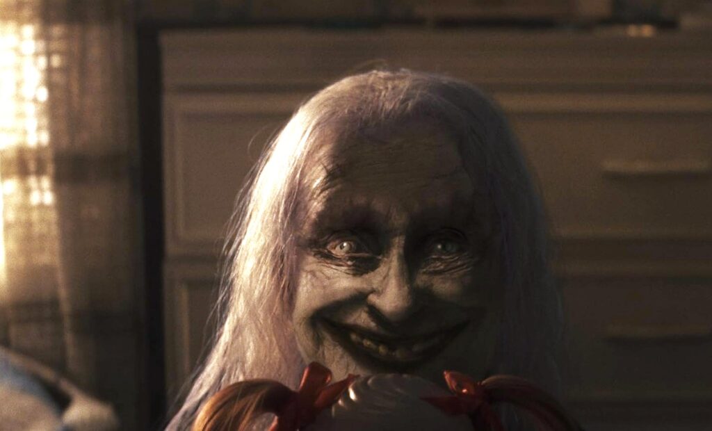 fantasma de mujer en el conjuro 4