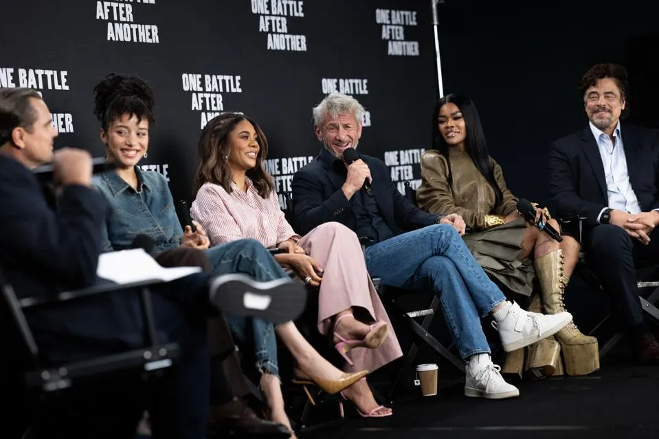 El cast de Una Batalla tras Otra no dudó en elogiar el trabajo de su director y guionista. Foto: Shatterstock / Warner Bros.