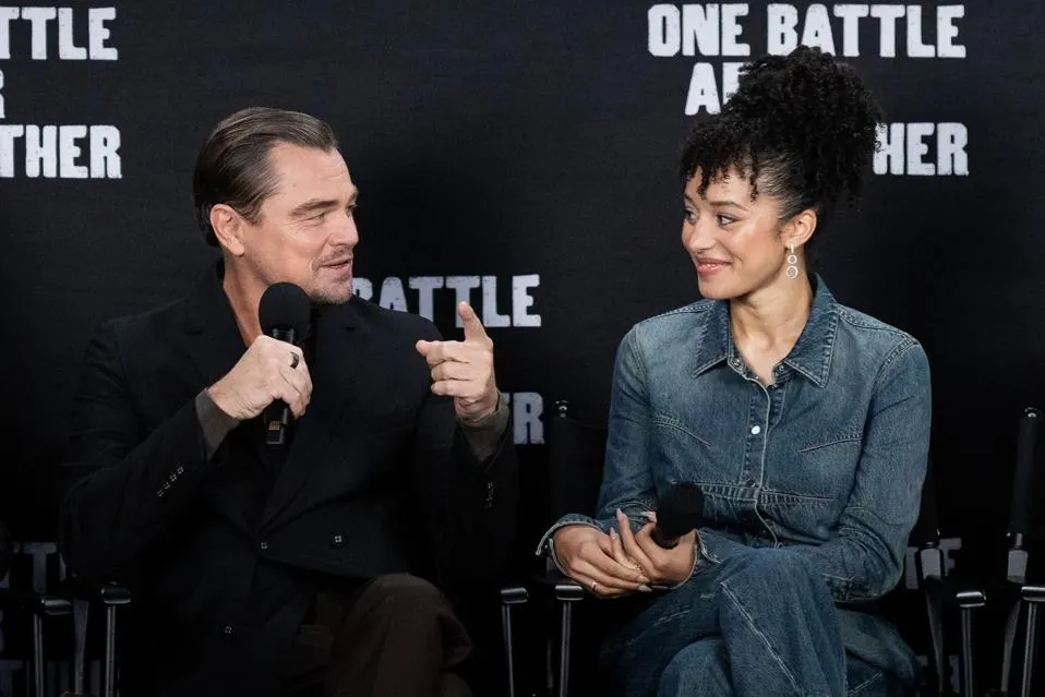 DiCpario e Infiniti conectan muy bien, siendo el corazón de Una Batalla tras Otra. Foto: Shatterstock / Warner Bros.
