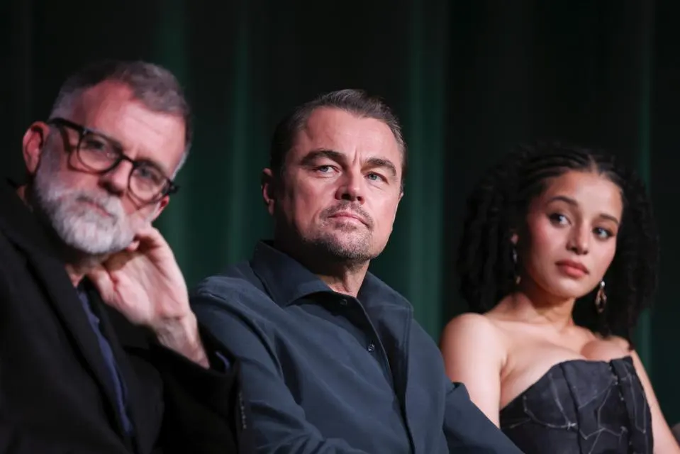 El director y guionista al lado de DiCaprio e Inifniti, los tres pilares de Una Batalla tras Otra. Foto: Shatterstock / Warner Bros.